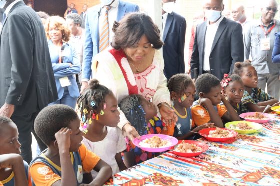 Vice-Presidente visita Comunidade Sustentável de Camizungo e interage com famílias
